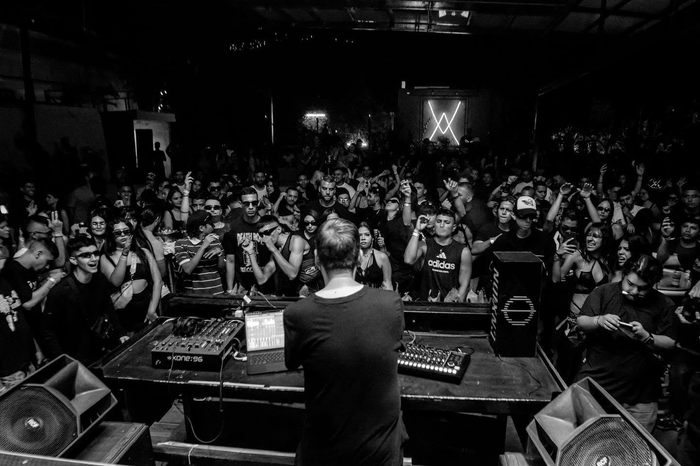 Alexander Kowalski performing live in front of a club audience.